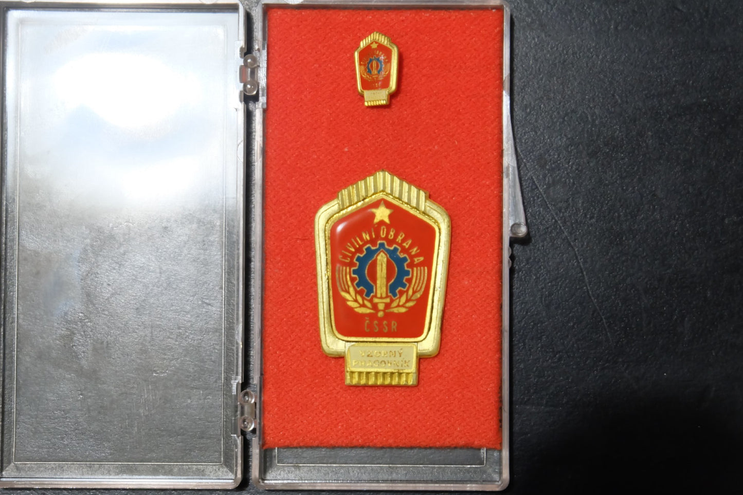 Odznak a miniatúra Vzorný pracovník civilní obrana top stav